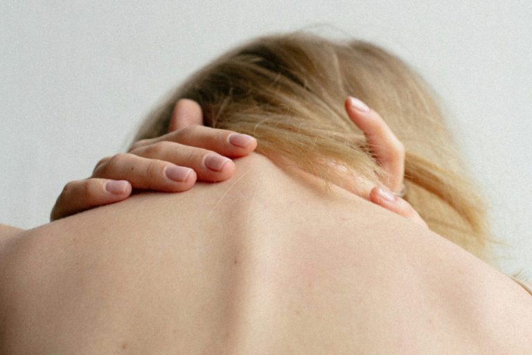 Imagem de dor cervical, alusiva ao serviço de Fisioterapia.