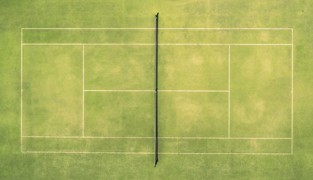 Imagem de campo de ténis, alusiva ao serviço de Saúde Desportiva.